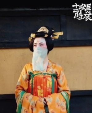 小伙整理母亲遗物发现龙袍